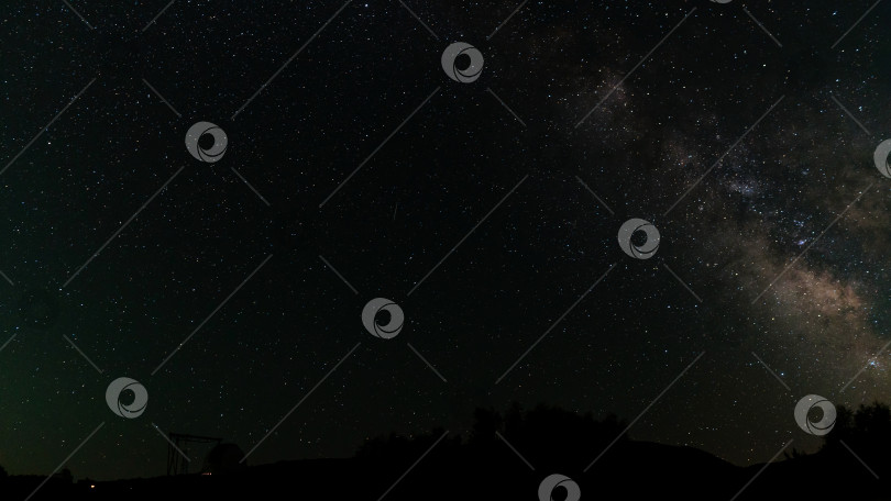Скачать Звездное ночное небо с силуэтом Млечного пути над обсерваторией. фотосток Ozero