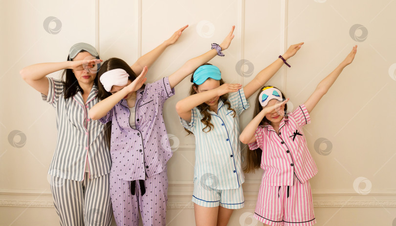 Скачать Группа девушек в пижамах принимает позу мазка фотосток Ozero