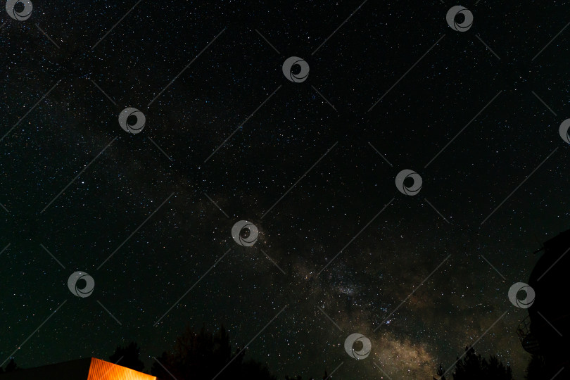 Скачать Ночное небо со звездами и Млечным путем над обсерваторией. фотосток Ozero