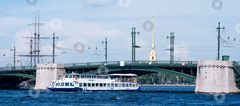 Скачать Туристический катер на Неве в Санкт-Петербурге фотосток Ozero