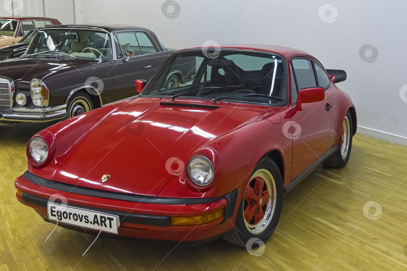 Скачать Легендарный автомобиль Porsche 911. фотосток Ozero