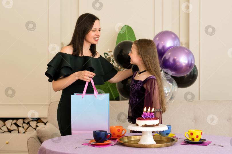 Скачать Мать дарит дочери подарок на день рождения фотосток Ozero