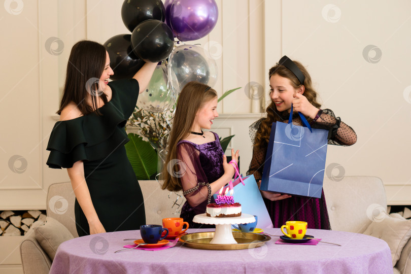 Скачать Девушки получают подарки на вечеринке по случаю дня рождения. фотосток Ozero