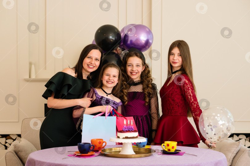 Скачать Групповая семейная фотография во время празднования дня рождения фотосток Ozero