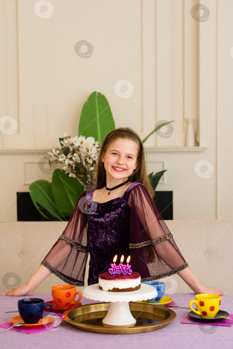 Скачать Молодая девушка в фиолетовом платье празднует день рождения. фотосток Ozero