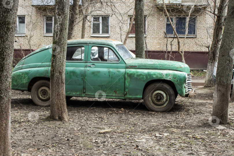 Скачать Ретро-автомобиль. Старый автомобиль на улице. Транспорт 20-го века. фотосток Ozero