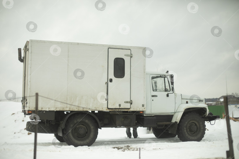 Скачать Грузовой транспорт в городе. Строительная техника на улице. Работа на грузовике. фотосток Ozero