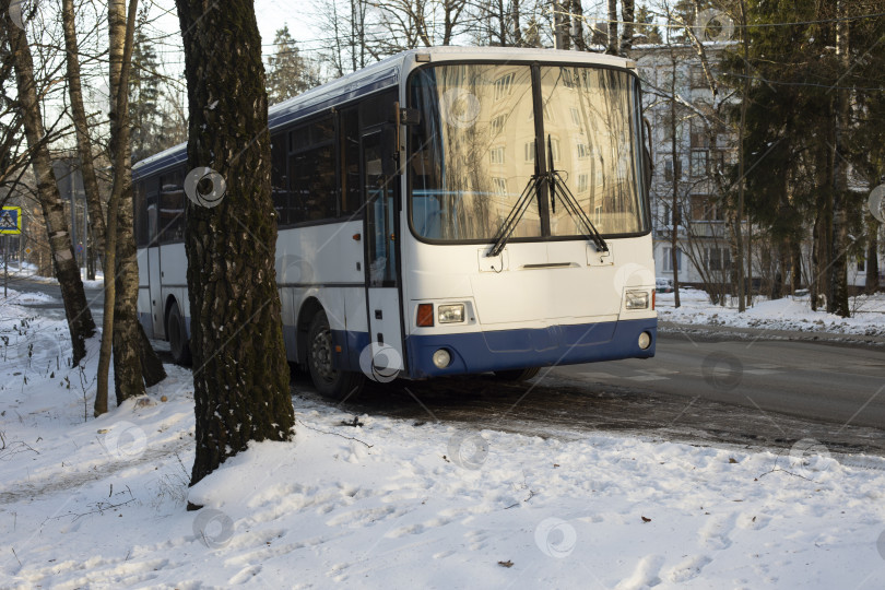 Скачать Общественный транспорт зимой. Парковка для автобусов. Старый автомобиль. фотосток Ozero