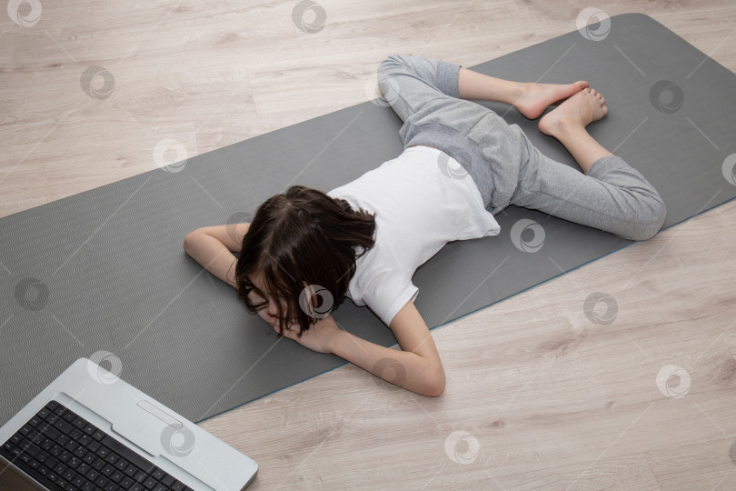 Скачать Малышка занимается фитнесом дома в своей комнате фотосток Ozero