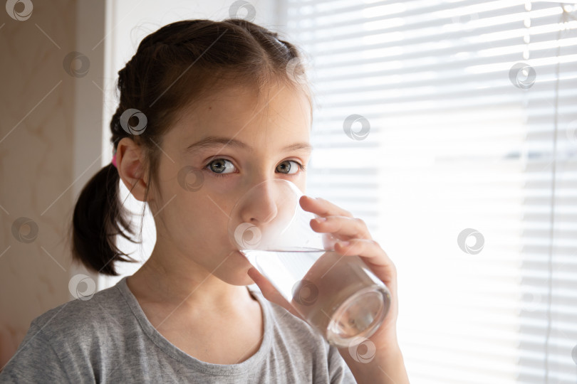 Скачать Девушка пьет воду из стакана утром дома фотосток Ozero