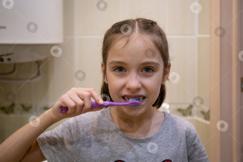 Скачать Маленькая девочка чистит зубы зубной щеткой. Понятие о здоровье детей, медицине, профилактике. фотосток Ozero