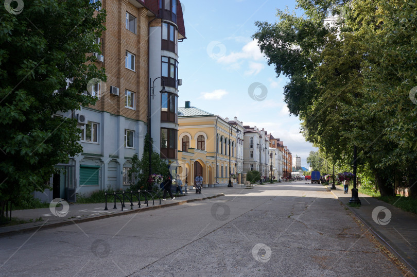 Скачать Казань, Татарстан, Россия - 27.06.24:  фрагмент улицы Каюма Насыри фотосток Ozero