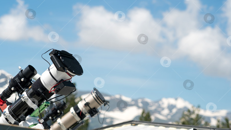 Скачать Телескопы на крыше обсерватории с видом на горы. фотосток Ozero