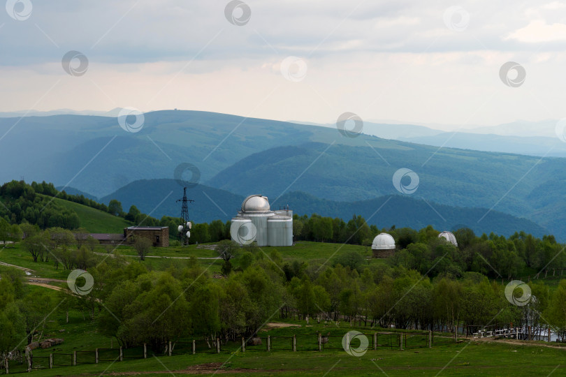 Скачать Купола обсерватории в зеленой долине фотосток Ozero