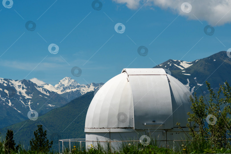Скачать Белый купол обсерватории на фоне заснеженных гор. фотосток Ozero