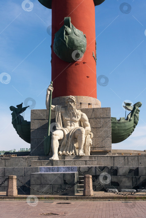 Скачать Скульптура у подножия Ростральной колонны в Санкт-Петербурге фотосток Ozero