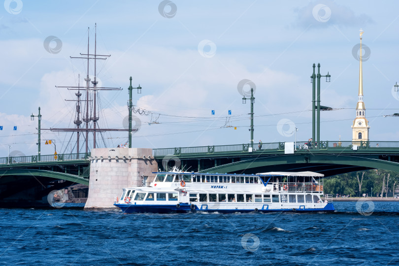 Скачать Туристический катер на Неве в Санкт-Петербурге фотосток Ozero