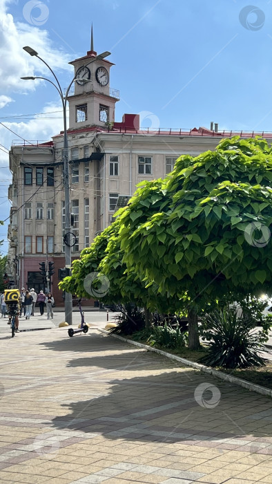 Скачать Городская улица, здание «Городские часы», аллея фотосток Ozero