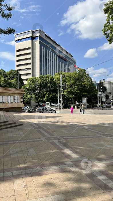 Скачать Отель в Краснодаре Crowne Plaza Krasnodar, городская архитектура фотосток Ozero