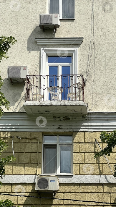 Скачать Фасад здания, фрагмент. Окно и балкон фотосток Ozero