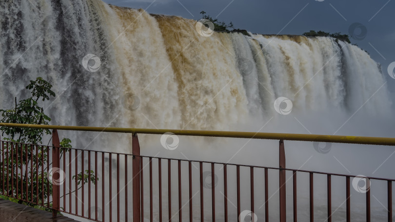 Скачать Мощные потоки белой пенящейся воды обрушиваются в бездну. фотосток Ozero