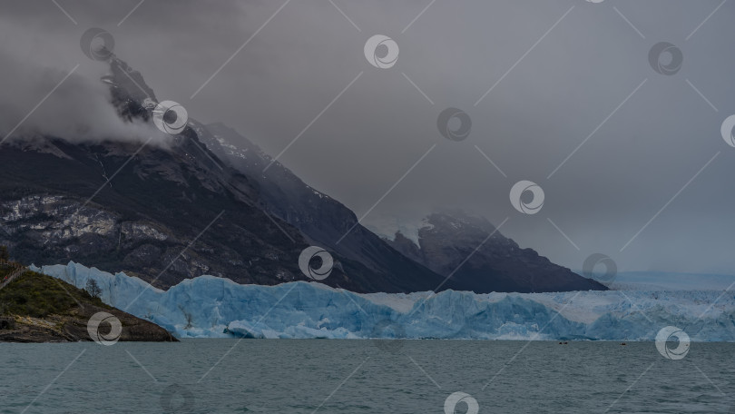 Скачать Стена из голубого льда пересекает бирюзовое ледниковое озеро. фотосток Ozero