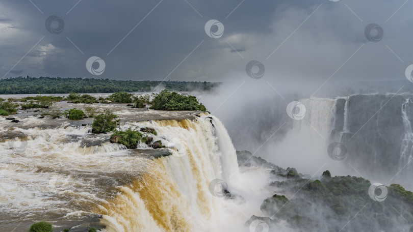 Скачать Впечатляющий тропический водопадный пейзаж. фотосток Ozero