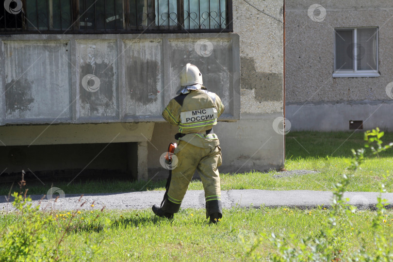 Скачать Сотрудник МЧС России пожарного расчета во время тушения и ликвидации пожара фотосток Ozero