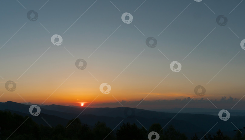 Скачать Заходящее солнце над горным пейзажем фотосток Ozero