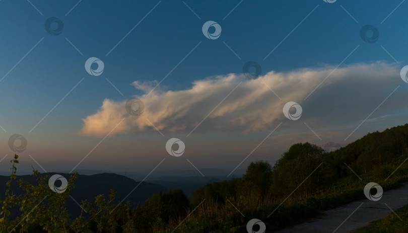 Скачать Закатное небо с единственным облачком над горным пейзажем. фотосток Ozero
