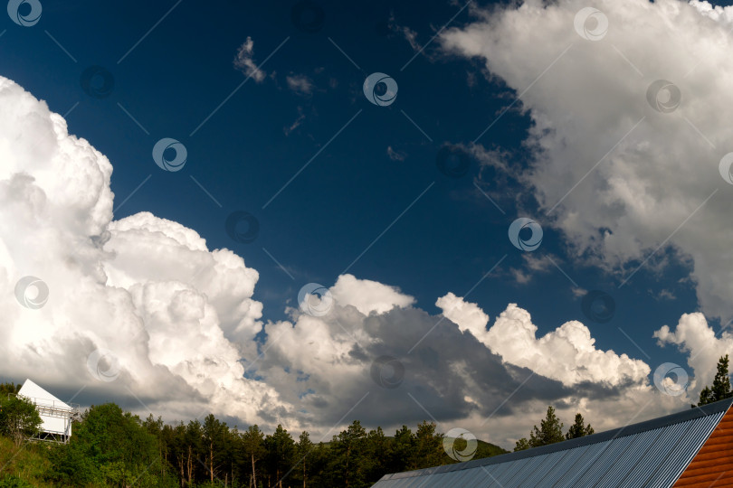 Скачать Бескрайнее небо с кучевыми облаками над крышами фотосток Ozero