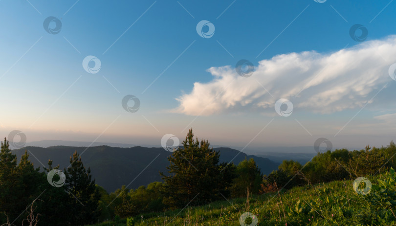 Скачать Горный пейзаж в вечернем освещении. фотосток Ozero