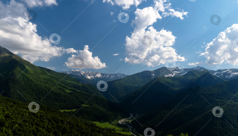 Скачать Горный пейзаж с пышными лесами фотосток Ozero