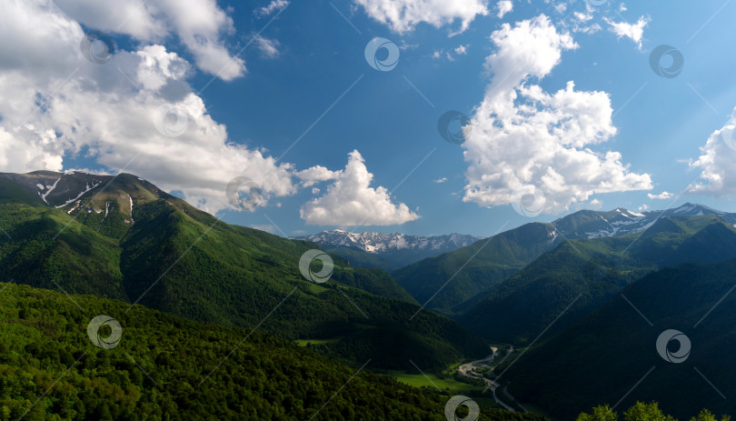 Скачать Пышные зеленые холмы и далекие заснеженные горы фотосток Ozero