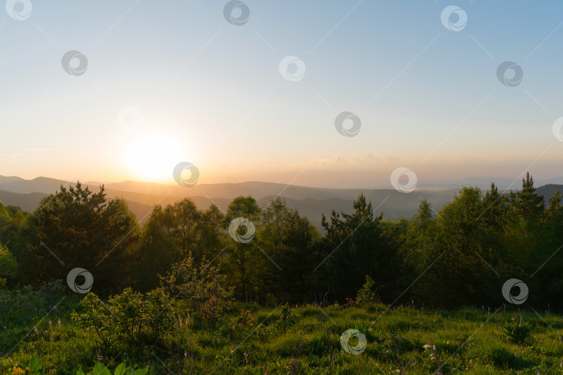 Скачать Закат над лесистыми холмами на фоне неба. фотосток Ozero