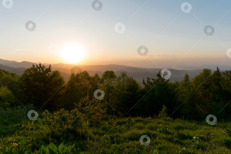 Скачать Закат над лесистыми холмами на фоне неба. фотосток Ozero