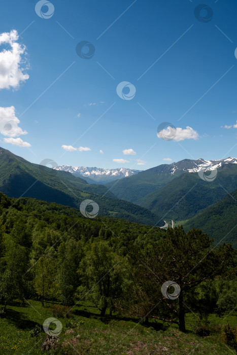 Скачать Горная дорога, петляющая по зеленым холмам фотосток Ozero