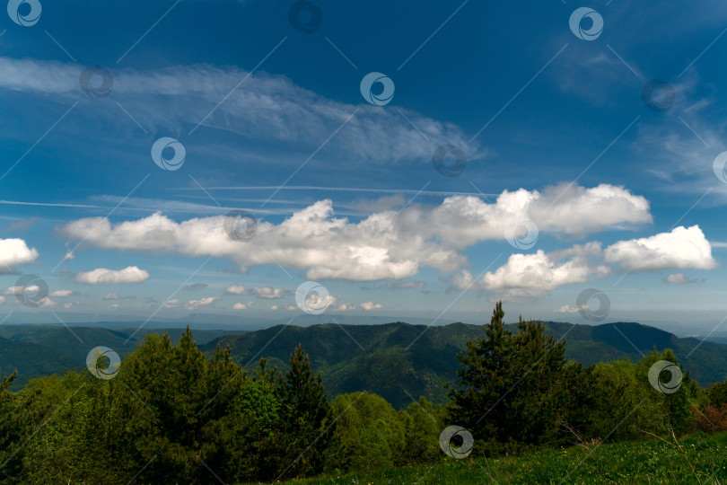 Скачать Обширный вид на горный хребет с пушистыми облаками. фотосток Ozero