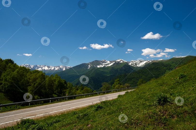 Скачать Горная дорога с заснеженными горами фотосток Ozero