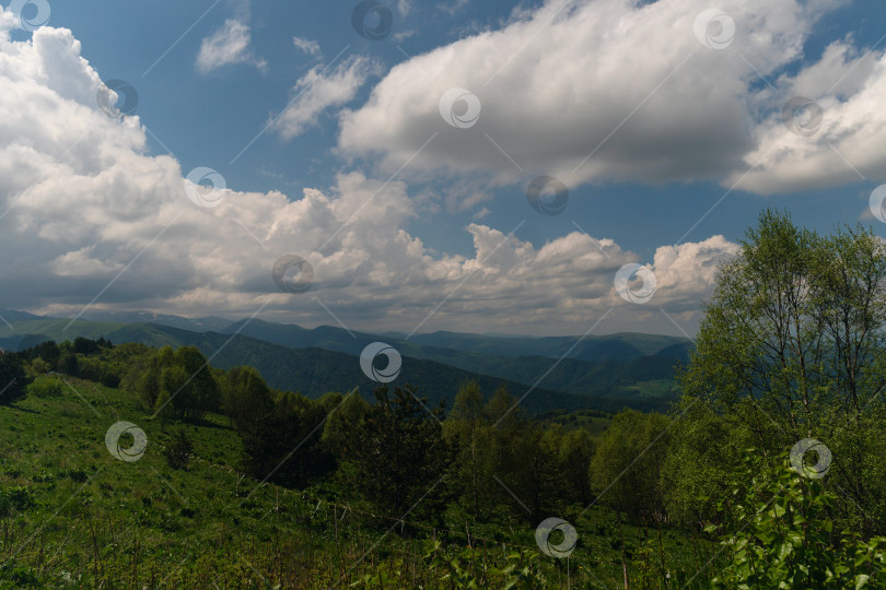 Скачать Горный пейзаж с облаками над головой. фотосток Ozero