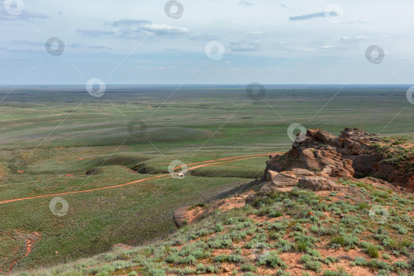 Скачать Вдали виднеется зеленая степь. Грунтовая дорога через степь. фотосток Ozero