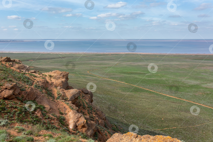 Скачать Зеленая степь и озеро Баскунчак вдалеке. фотосток Ozero