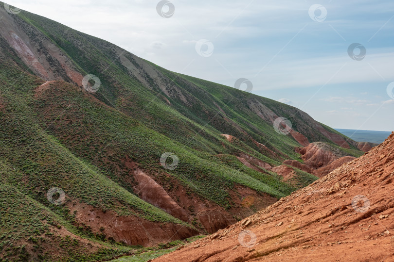 Скачать Диагональный склон покрыт травой. Красочная красная гора фотосток Ozero