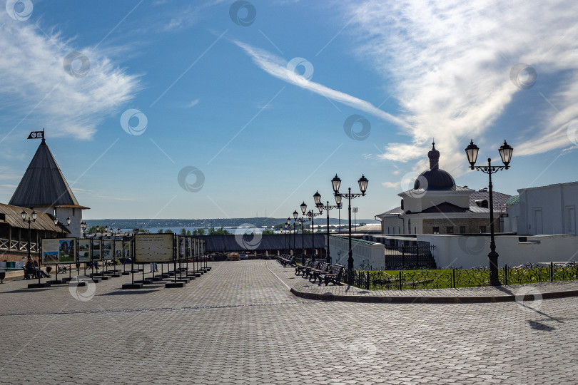 Скачать Парк на территории Казанского кремля в летний день в городе Казань. фотосток Ozero