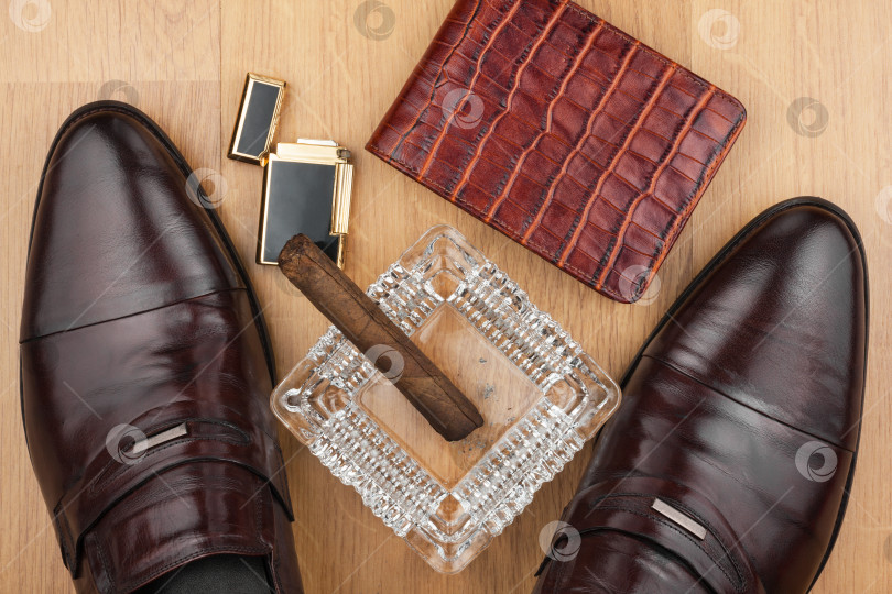 Скачать Мужской натюрморт, классические мужские туфли и сигара в пепельнице фотосток Ozero