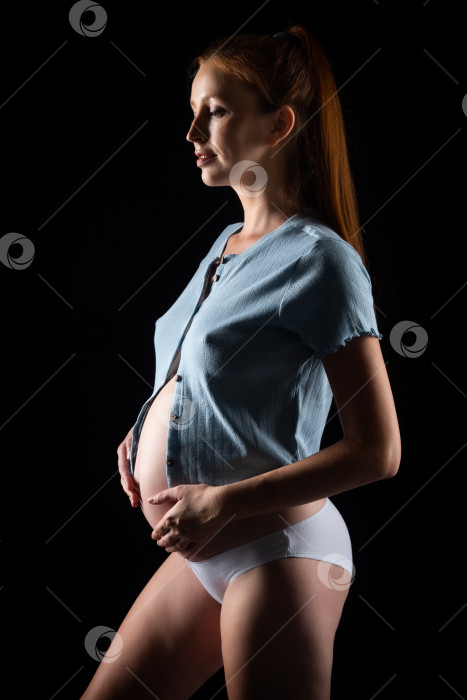 Скачать Беременная женщина с большим животом и рыжими волосами. фотосток Ozero