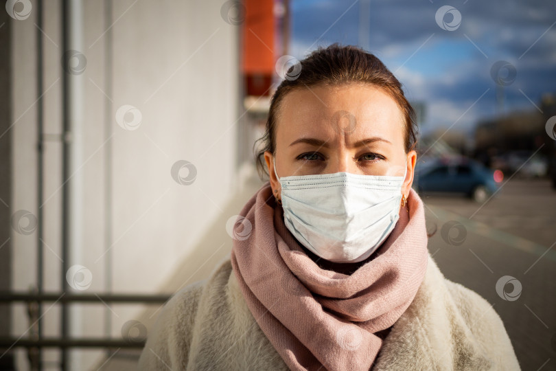 Скачать Фотография девушки в маске. изолированная пандемия Covid-19. фотосток Ozero