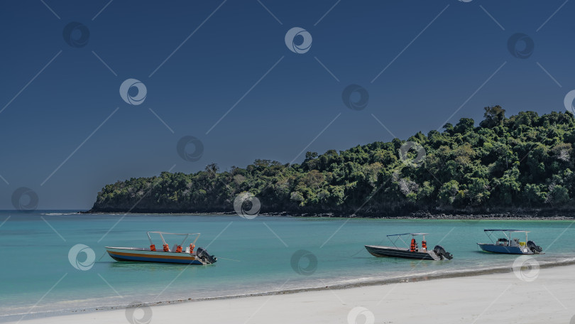 Скачать Моторные лодки стоят на якоре недалеко от берега. фотосток Ozero