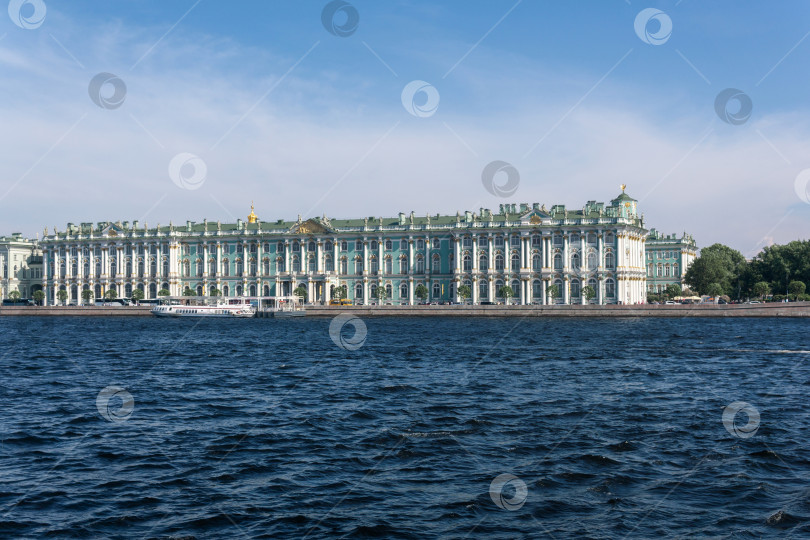 Скачать вид на Зимний дворец в Санкт-Петербурге и реку Неву летом фотосток Ozero