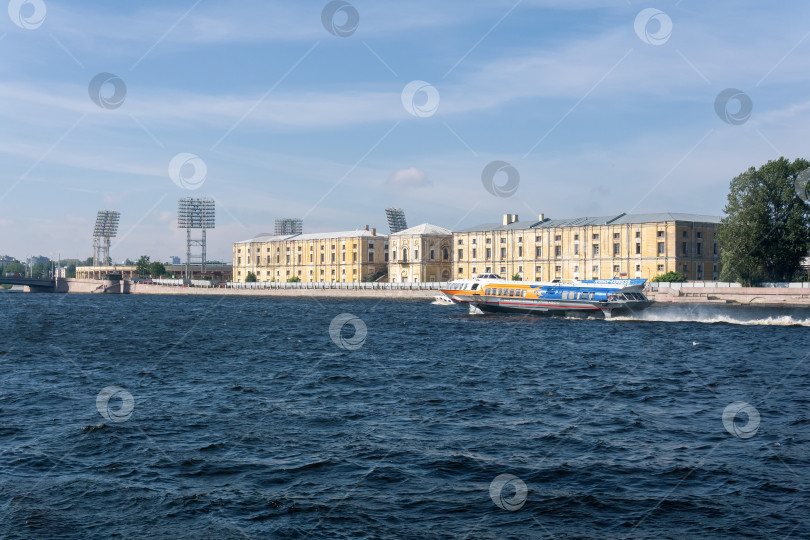 Скачать Панорамный вид на Санкт-Петербург и Неву летом фотосток Ozero